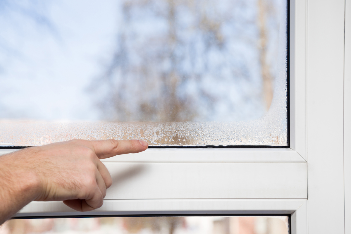 تغییر ناگهانی دما هوای شیشه پنجره و ایجاد فشار هوا بر آن