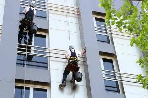 شستشوی نما با محلول شوینده